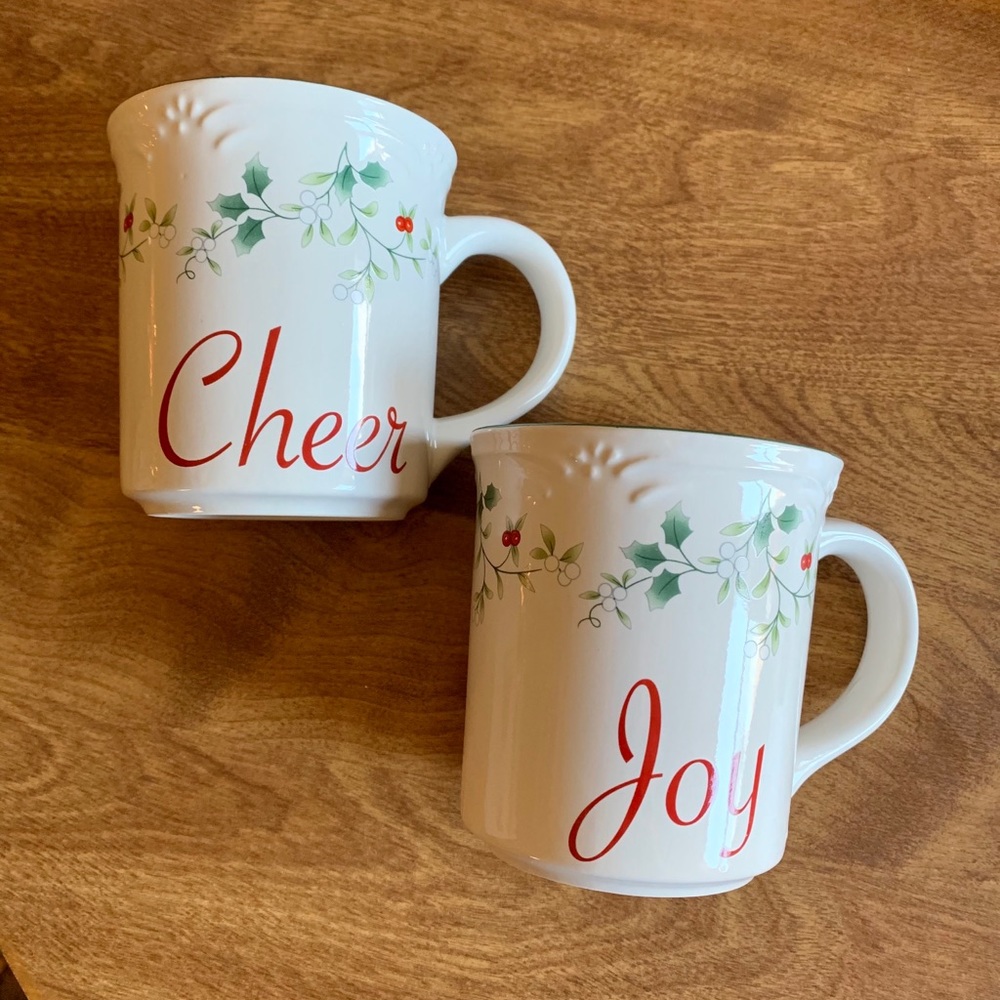 Pfaltzgraff set of 2 Winterberry mugs